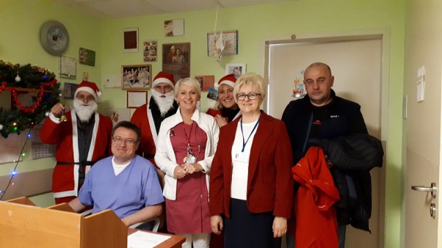 Mikołaje – taksówkarze z wizytą w słupskim szpitalu