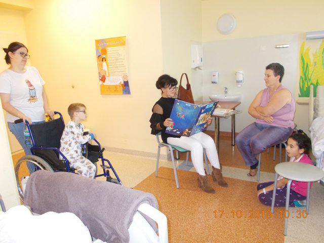 Słupscy Radni czytają dzieciom w szpitalu – Bożena Hołowienko 
