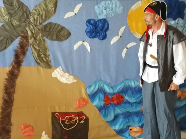 „Pirat Alonzo i skarb Królowej Mórz”- teatralne spotkanie na pediatrii 